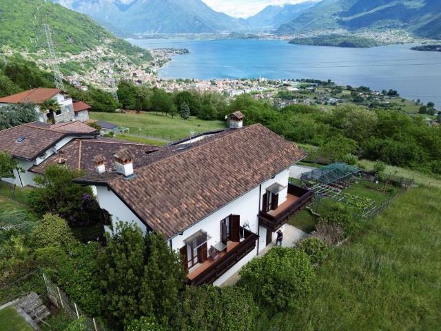 Villa in vendita a Dongo CO