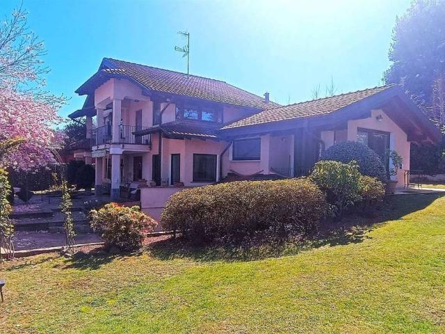 Villa in vendita a Dormelletto NO