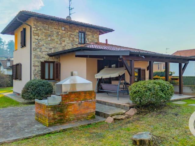 Villa in vendita a Daverio VA