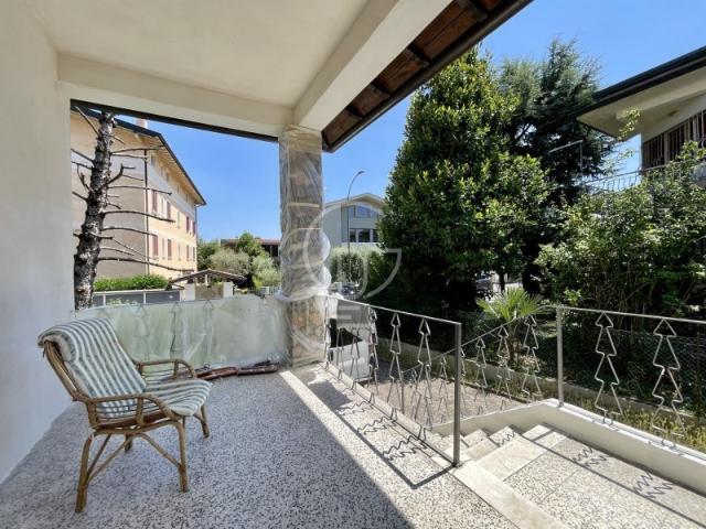 Villa in vendita a Desenzano del Garda viale Dante Alighieri
