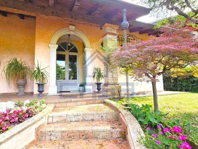 Villa in vendita a Desenzano del Garda BS