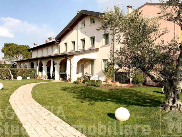 Villa in vendita a Desenzano del Garda BS
