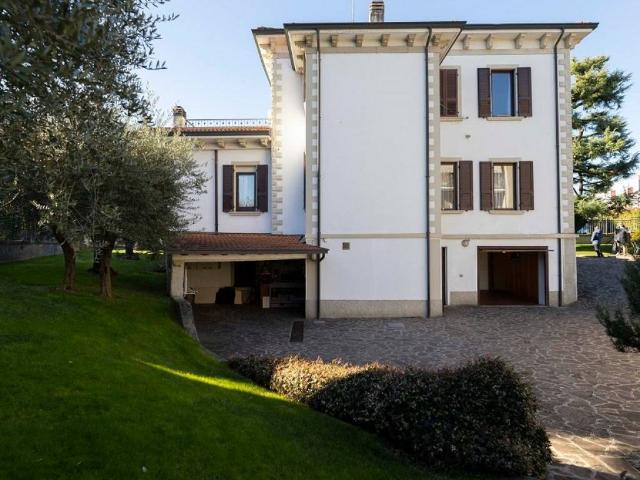 Villa in vendita a Desenzano del Garda BS