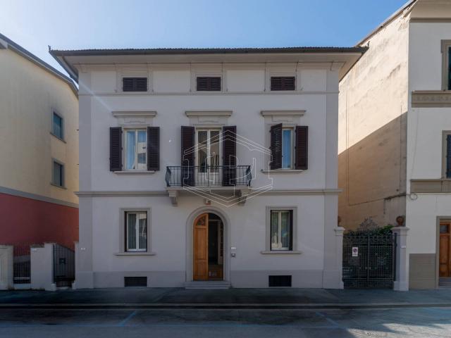 Villa in vendita a Empoli 500m² Empoli