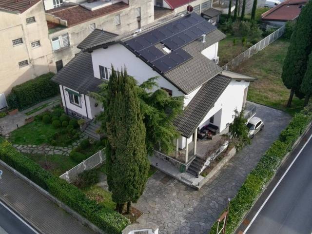Villa in vendita a Erba CO