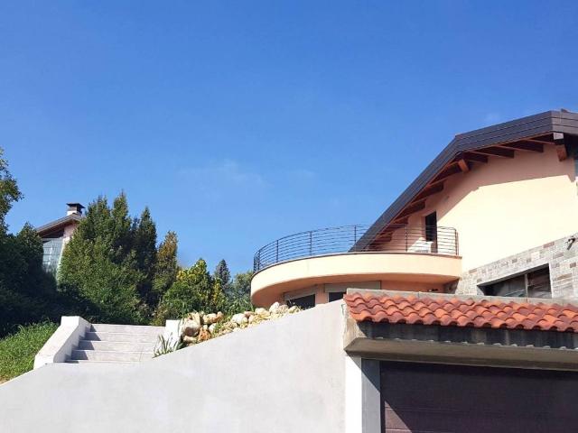 Villa in vendita a Erba CO