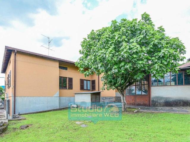 Villa in vendita a Erba CO