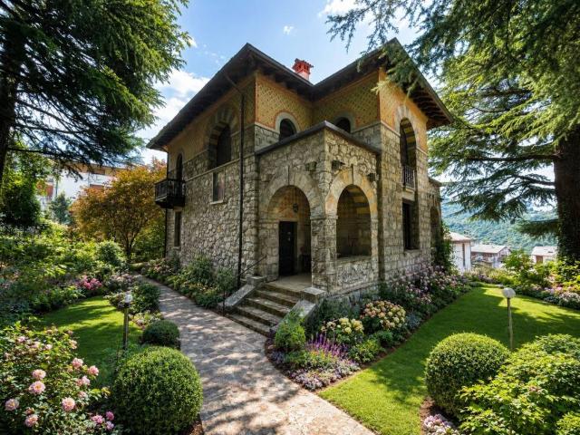 Villa in vendita a Esino Lario LC