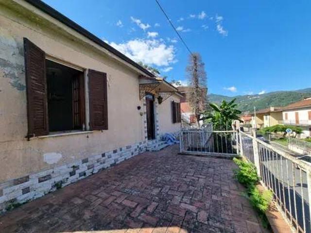 Villa in vendita a Follo SP
