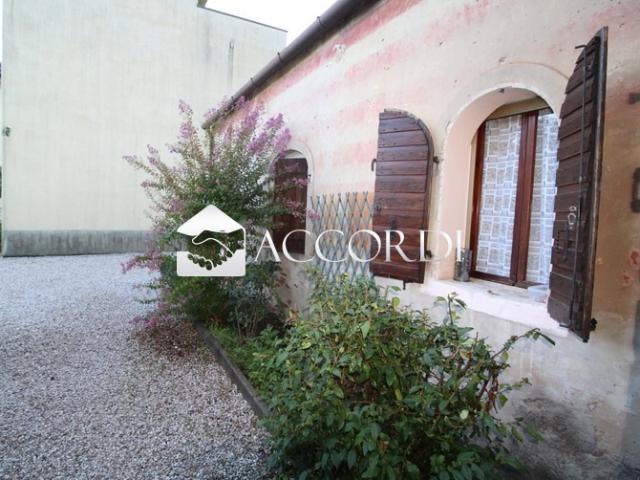 VILLA in VENDITA a FOLLINA di 9 vani
