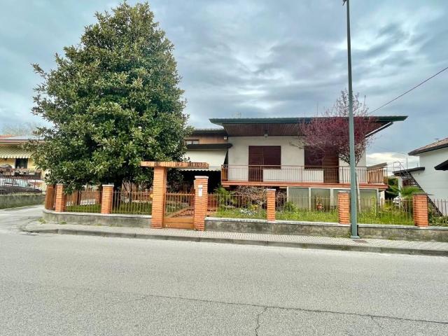 Villa in vendita a Fontanafredda PN