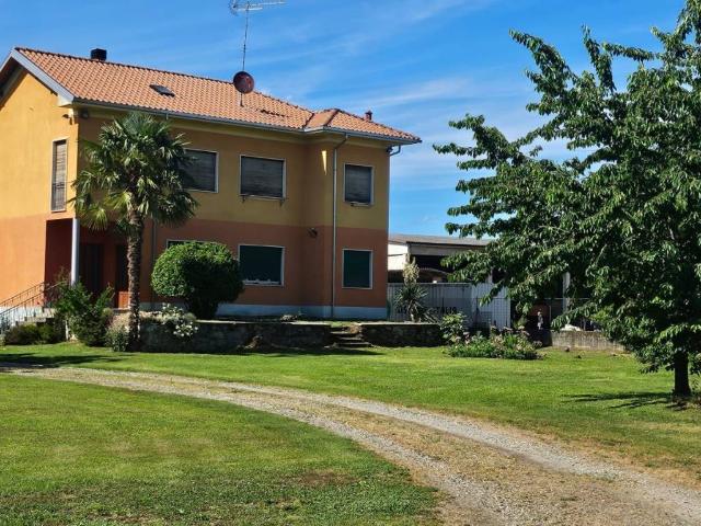 Villa in vendita a Fontaneto d'Agogna NO