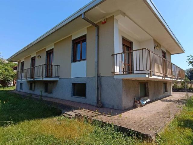 Villa in vendita a Fontaneto d'Agogna NO