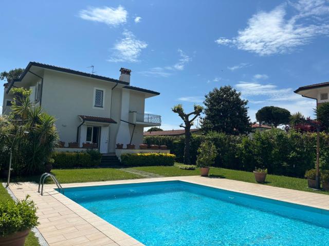VILLA in VENDITA a FORTE DEI MARMI di 12 vani