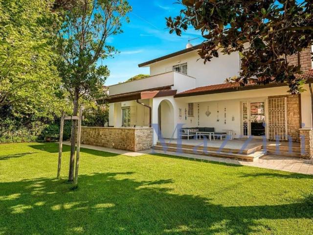 Villa in vendita a Forte dei Marmi LU