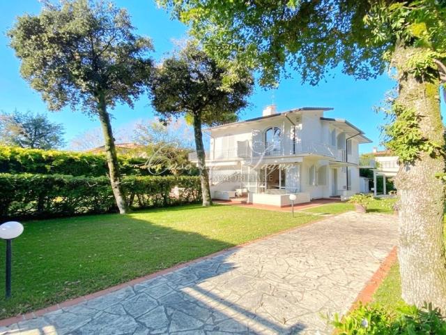 Villa in vendita a Forte dei Marmi LU