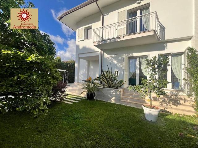 Villa in vendita a Forte dei Marmi LU