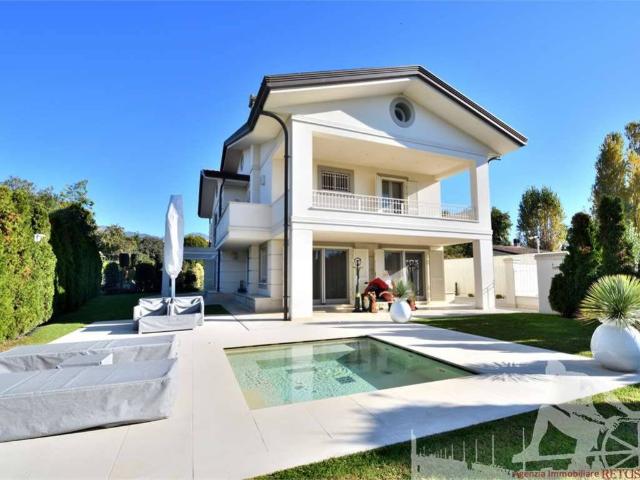Villa in vendita a Forte dei Marmi LU