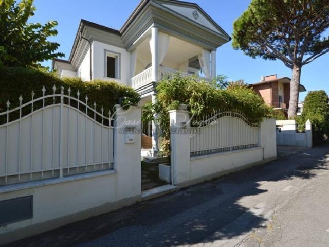 Villa in vendita a Forte dei Marmi LU