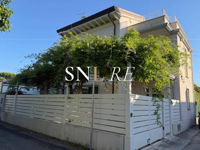 Villa in vendita a Forte dei Marmi LU