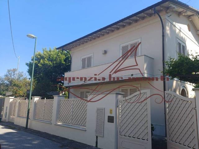 Villa in vendita a Forte dei Marmi LU