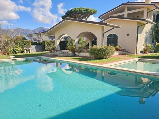 Villa in vendita a Forte dei Marmi LU