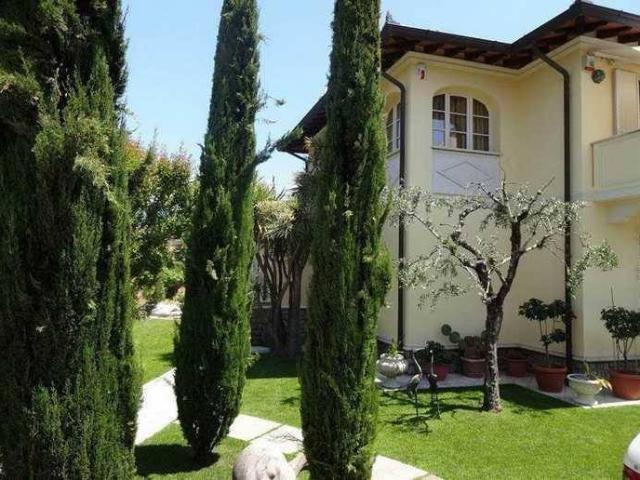 Villa in vendita a Forte dei Marmi LU