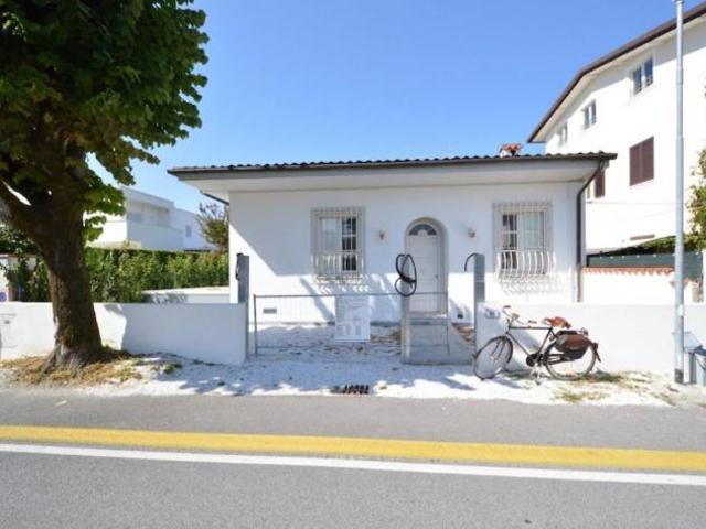 Villa in vendita a Forte dei Marmi 135 mq Rif: 1188879