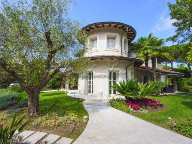 Villa in vendita a Forte Dei Marmi
