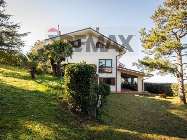 Villa in vendita a Falconara Marittima