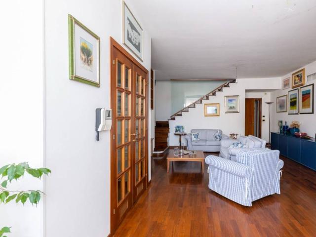 Villa in vendita a Falconara Marittima AN