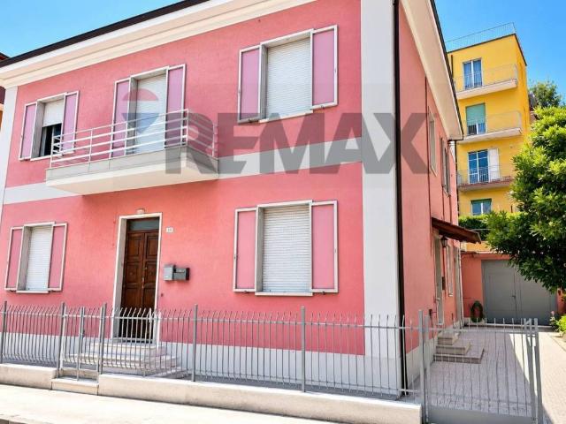 Villa in vendita a Falconara Marittima AN