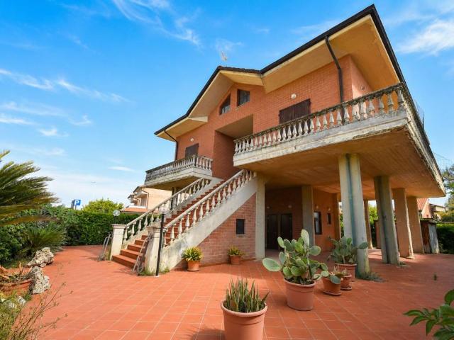 Villa in vendita a Falconara Marittima AN