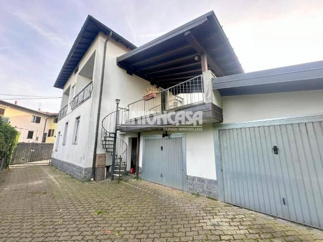 Villa in vendita a Faloppio CO