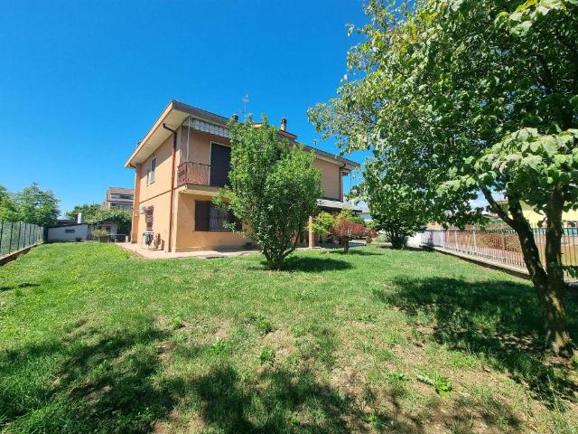 Villa in vendita a Fara Novarese NO