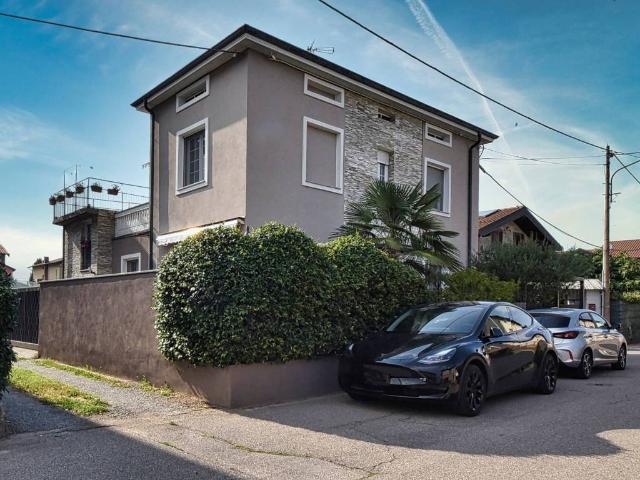 Villa in vendita a Fenegrò CO
