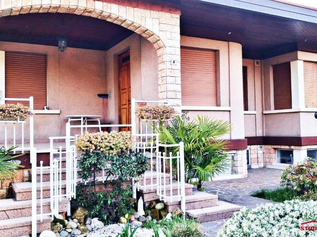 Villa in vendita a Figino Serenza CO