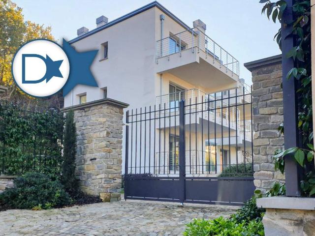 Villa bifamiliare in vendita a Firenze