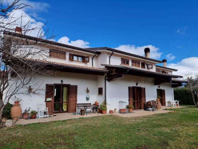 Villa in vendita a Introdacqua AQ