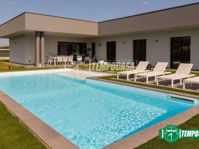 Villa in vendita a Oleggio NO
