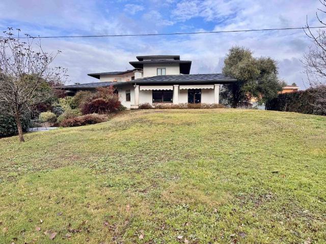 Villa in vendita a Oleggio NO