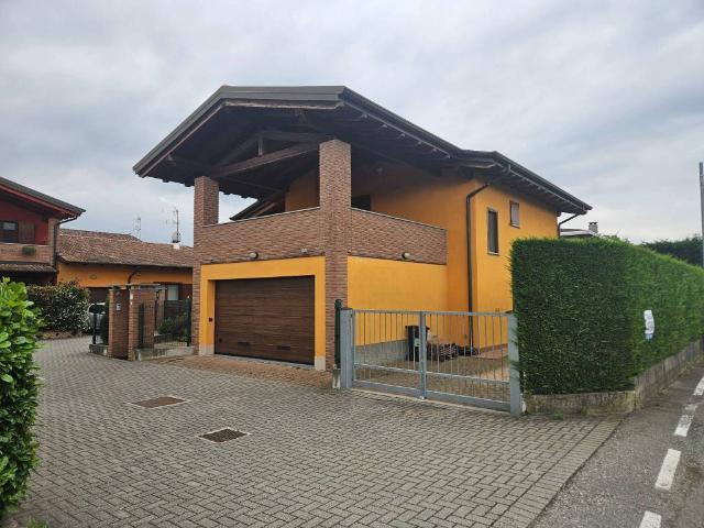 Villa in vendita a Oleggio NO
