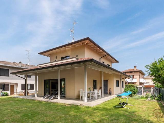 Villa in vendita a Origgio VA