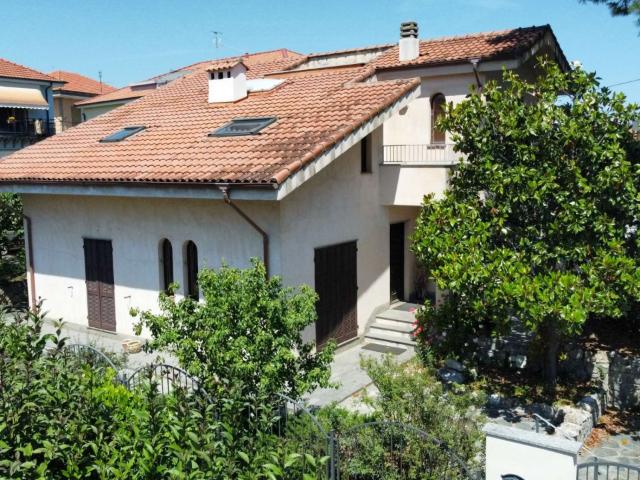 VILLA in VENDITA a LOANO di 9 vani