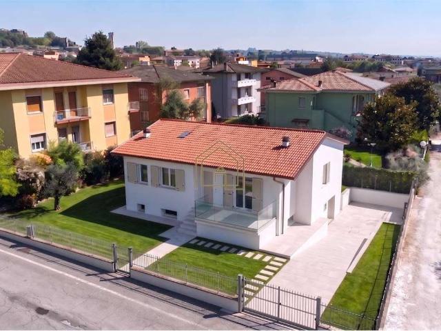 Villa in vendita a Lonato del Garda BS