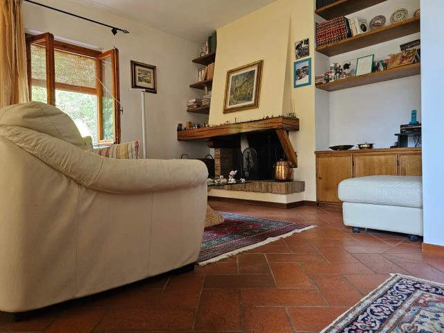 VILLA in VENDITA a LONDA CENTRO di 8 vani