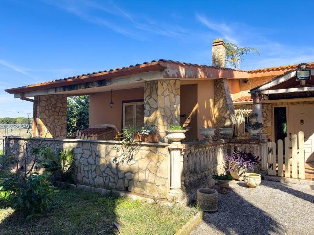 Villa in vendita a Latina LT