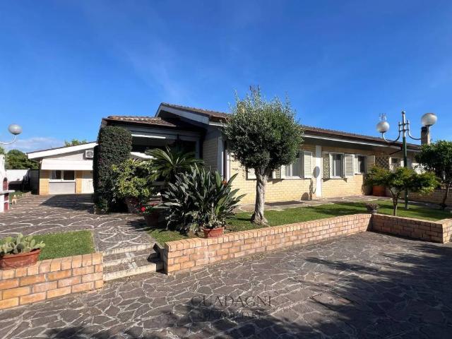 Villa in vendita a Latina LT