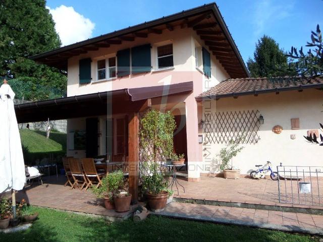 Villa in vendita a Laveno Mombello VA