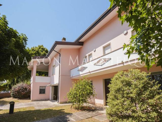 Villa in vendita a Lagosanto FE